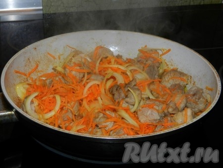 К мясу добавить лук и морковь, обжарить все вместе. Добавить немного воды или бульона, накрыть крышкой и готовить минут 40, чтобы мясо стало мягким.