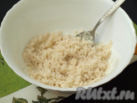 Рис хорошо промыть, залить водой (воды следует брать по объёму в 2 раза больше риса) и сварить в подсоленной воде до готовности, затем рис остудить и выложить в салатник.

