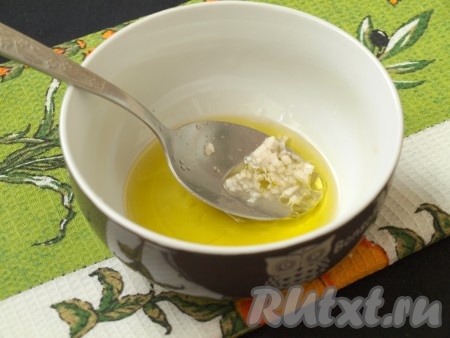 Для приготовления заправки смешать оливковое масло, лимонный сок и измельчённый чеснок.

