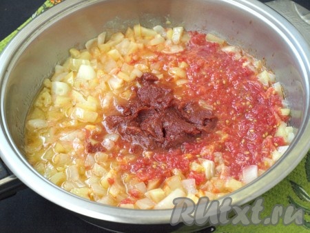 Затем добавить натёртые на тёрке помидоры без шкурки и томатную пасту, влить 50 мл воды, перемешать и тушить овощи 5 минут под крышкой на небольшом огне.
