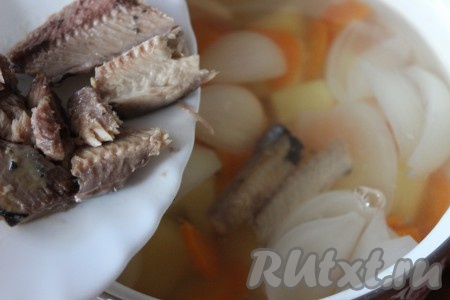 Очищенные кусочки консервированной сайры добавить в кастрюлю к овощам.
