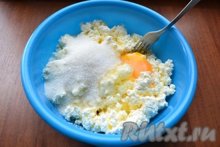 К творогу добавить яйцо, соль, сахар и ванильный сахар. Все тщательно растереть или взбить немного погружным блендером.