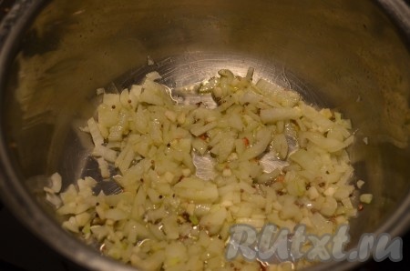 Когда зернышки горчицы начнут лопаться, добавить мелко нарезанные лук и чеснок. Обжарить в течение 5-7 минут, иногда перемешивая, до золотистого цвета.
