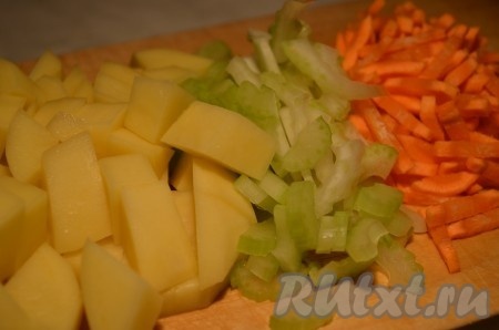 Добавить нарезанные морковь, сельдерей и картофель. Обжарить несколько минут.
