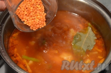 Затем всыпать в постный овощной суп промытую чечевицу, добавить лавровый лист, паприку, соль и перец по вкусу. Варить остренький супчик до готовности, примерно минут 15, затем лавровый лист извлечь.
