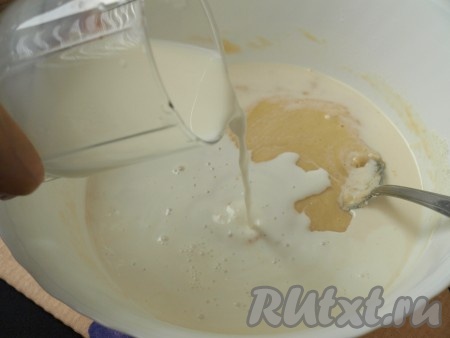 В несколько приёмов добавить молоко, размешивая каждый раз до однородной массы. Молоко должно быть комнатной температуры или слегка тёплое. Тесто будет жидкое, как на блины.
