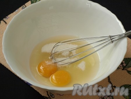 В миске взбить 2 яйца с сахаром и солью.
