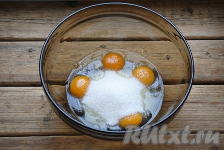 Яйца разбить в миску, всыпать к ним сахар и ванильный сахар.
