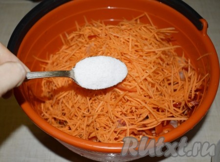 Складываем зеленые помидоры, морковь, лук и болгарский перец в глубокую посуду. Добавляем соль и аккуратно перемешиваем. 