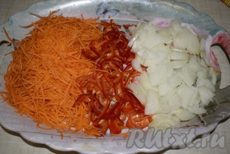 Морковь трем на терке для корейской моркови, болгарский перец режем соломкой. Лук режем на четвертинки и затем тонко шинкуем. 