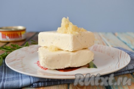 К плавленому сыру добавить измельченный прессом чеснок. Я использовала сыр со вкусом оливок и базиликом, но можно его заменить на обычный сливочный сырок.
