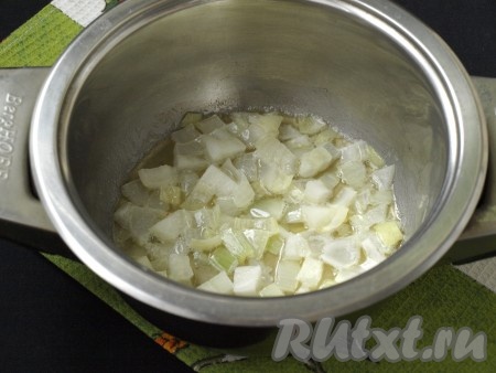 Кубиками нарезать репчатый лук. В кастрюльке, в которой будет вариться картошка, растопить сливочное масло, добавить в него нарезанный лук и готовить, помешивая, до прозрачности, затем налить растительное масло и выложить измельчённый чеснок, готовить ещё пару минут.
