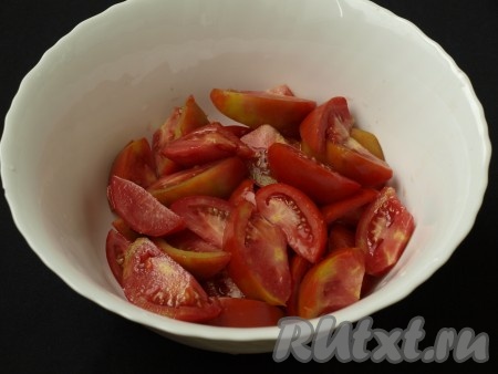 Плотные помидоры нарезать дольками, сложить в миску. 