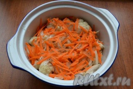 Также выложить очищенную морковь, натертую на крупной терке.
