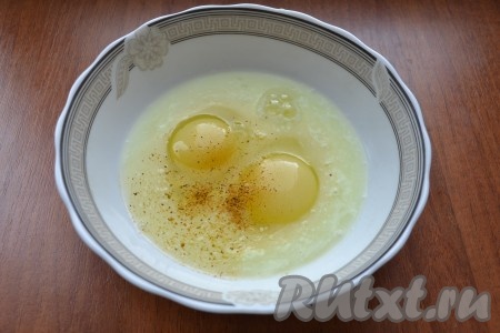 К яйцам добавить сыворотку или молоко, всыпать немного соли и специй, хорошенько взбить вилкой.