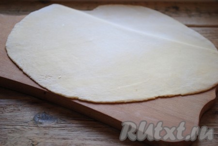 На столе, припыленном мукой, раскатать тесто в пласт толщиной 1-2 мм. 
