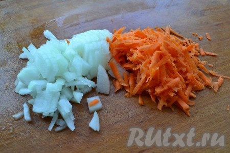 Лук мелко нарезать, морковь натереть на крупной терке.
