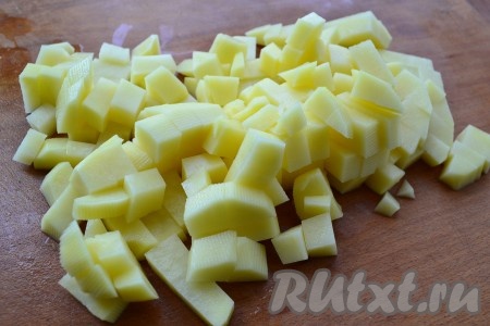 Очистить лук, картошку и морковь. Картофель нарезать небольшими кубиками.
