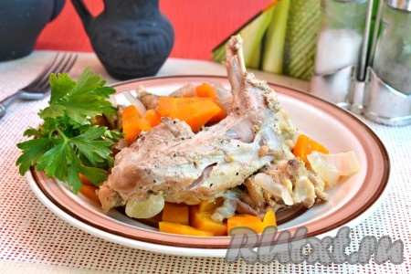 Теперь можно достать из духовки необычайно вкусного и нежного кролика, приготовленного в банке, и подать к столу. Морковь и лук также получаются очень вкусными!
