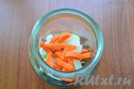 Добавить в банку часть нарезанной крупными брусочками очищенной моркови.

