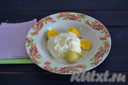 Отварить вкрутую яйца, остудить, очистить и вынуть желтки. Соединить желтки в одной посудине с измельченным чесноком, сметаной и солью.
