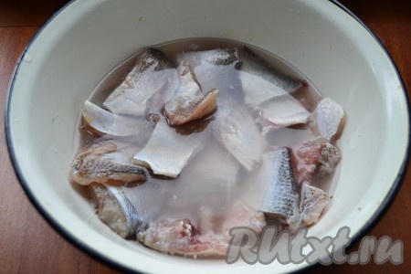 Посыпать кусочки лещей солью, перемешать. Накрыть миску крышкой и поместить в прохладное место на сутки. Затем рыбу промыть, залить чистой водой и оставить на 30-40 минут.
