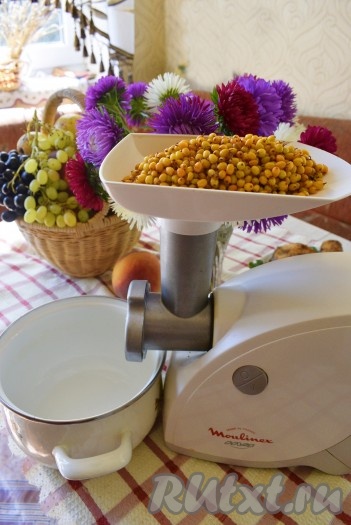 Дать стечь воде. Пересыпать ягоды в мясорубку (можно использовать блендер) и прокрутить (или пробить в блендере).
