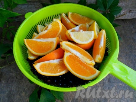 Черную смородину выложите на дуршлаг, промойте под проточной водой. Оставьте на дуршлаге минут на 10, чтобы стекла жидкость. Апельсины и половину лимона обдайте кипятком, нарежьте на небольшие кусочки вместе с кожурой, удалите косточки.