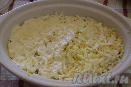 Третьим слоем в салат из картофеля и говяжьей печени выложить яйца, натертые на крупной тёрке.
