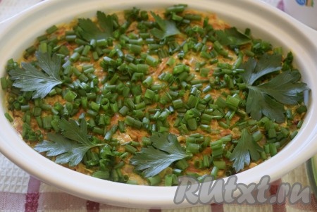 Сверху слоеный салат из говяжьей печени присыпаем мелко нарезанным зеленым луком и украшаем листиками петрушки.