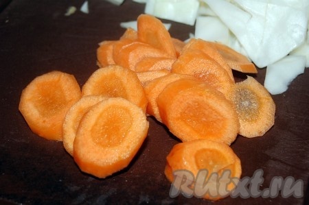Морковь нарезать кружочками и тоже добавить в бульон.
