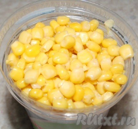 С консервированной кукурузы слить жидкость.
