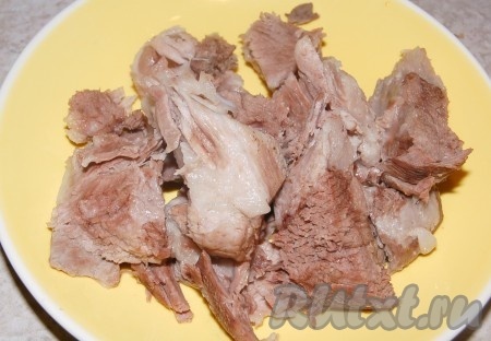 Через 1,5-2 часа мясо достать из кастрюли и нарезать на небольшие кусочки.
