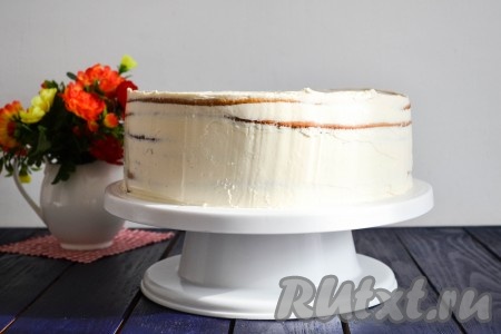 Белково-масляный крем прекрасно подходит для выравнивания боков, верха и, конечно, украшения торта.
