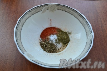 Добавить сушеный укроп и сушеный базилик (можно добавить и сушеную петрушку, зеленый лук), всыпать соль.
