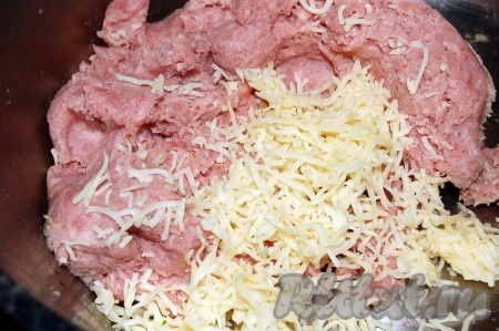 В мясной фарш добавить натертый сыр.
