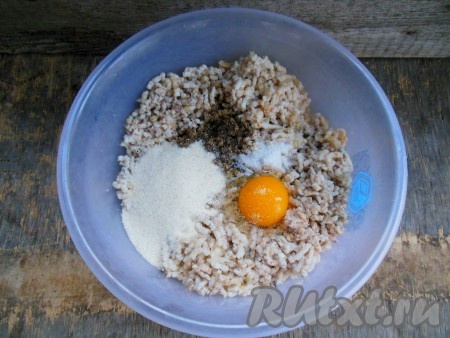 Затем добавьте в получившийся рыбный фарш соль и перец по вкусу, яйцо и манную крупу.
