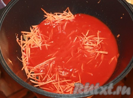 Морковь залить томатным соком, поставить на огонь, после закипания уменьшить огонь и варить до готовности (мягкости) моркови под закрытой крышкой, постоянно помешивая.
