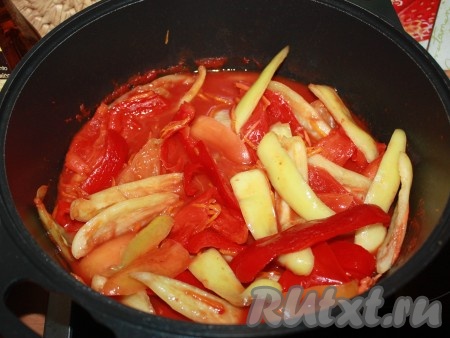Добавить нарезанный перец к моркови и томатному соку.
