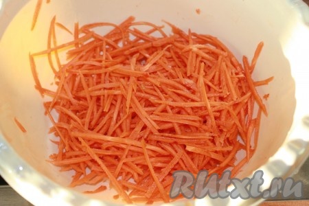 
Томатный сок можно приготовить из томатной пасты. Для того чтобы сок получился жидким, ориентируйтесь на соотношение - 1 столовая ложка пасты на 1 стакан чистой воды. Для получения более густого напитка - на 1 стакан чистой воды берите 2-3 столовые ложки пасты.

Морковь вымыть, очистить, натереть на крупной терке (я использовала терку для моркови по-корейски).