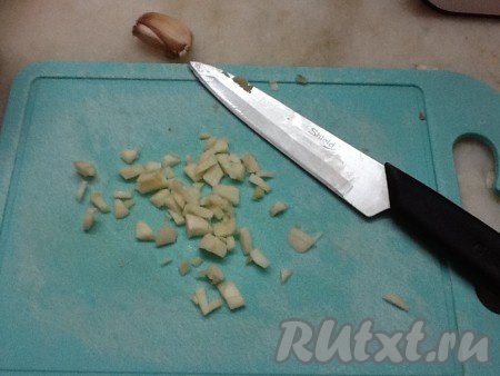 Для приготовления маринада нарезаем мелко имбирь и чеснок, очищаем кардамон от оболочек.
