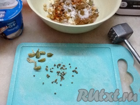 Для приготовления маринада нарезаем мелко имбирь и чеснок, очищаем кардамон от оболочек.