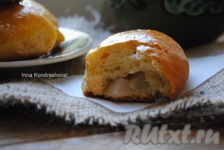 Пирожки с грушей, испеченные из дрожжевого теста, получаются очень вкусными, пышными и ароматными. Попробуйте!
