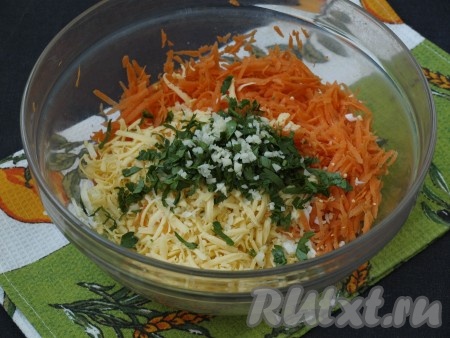 Мелко нарезать петрушку и очищенный чеснок, добавить их в салат.

