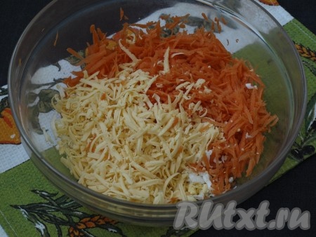 В салат из сырой моркови и яиц добавить натёртый твёрдый сыр.
