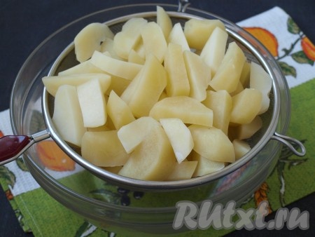 Затем слить воду и откинуть картофель на сито, чтобы стекла лишняя вода и картошка немного подсохла.
