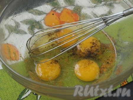 В миску, в которой находился картофель, разбить яйца, добавить перец и оставшуюся соль. Венчиком взбить яйца в однородную массу.
