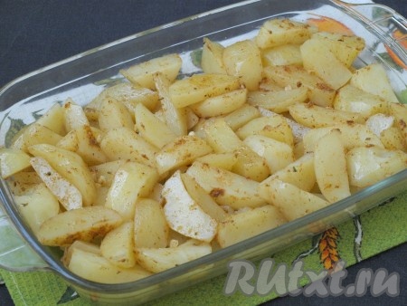 Картошку тщательно перемешать и переложить в форму для запекания. Духовку разогреть до 200 градусов и запекать картофель 20 минут.
