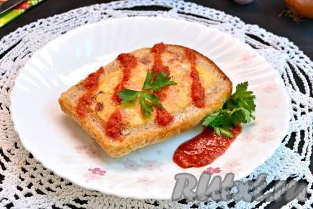 Прикрыть сковороду крышкой и обжаривать другую сторону в течение 2-3 минут. Готовую вкуснейшую мини-пиццу, приготовленную из хлеба, подать к столу в горячем виде с острым томатным соусом.