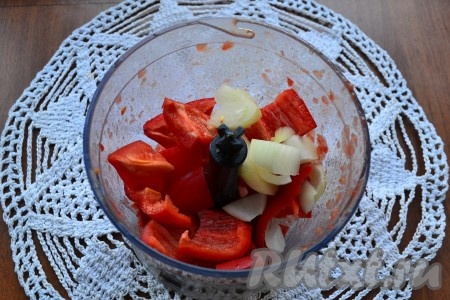 Перелить томатное пюре в кастрюлю. Очищенный репчатый лук и болгарский перец без семян нарезать и поместить в чашу блендера.